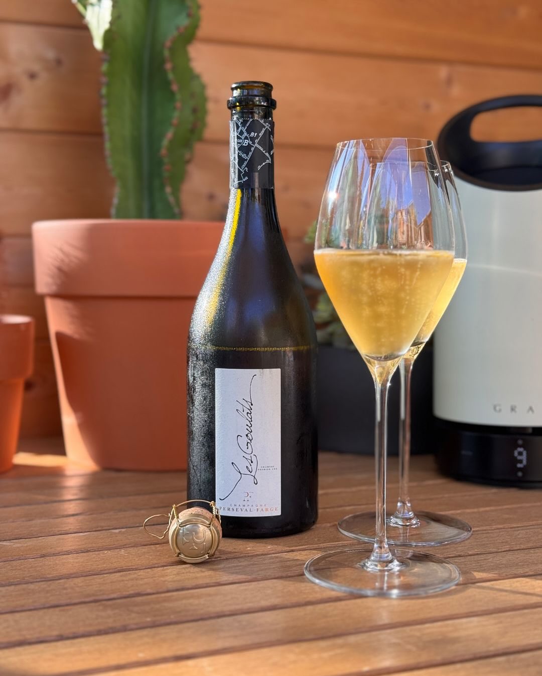 Heute endlich mein Post zum @persevalfarge – Les Goulats. Bei dieser Flasche hat mich vor allem die Rebsorten-Mischung gereizt – Arbane, Petit Meslier und Pinot Gris (zusammen 7… (1)