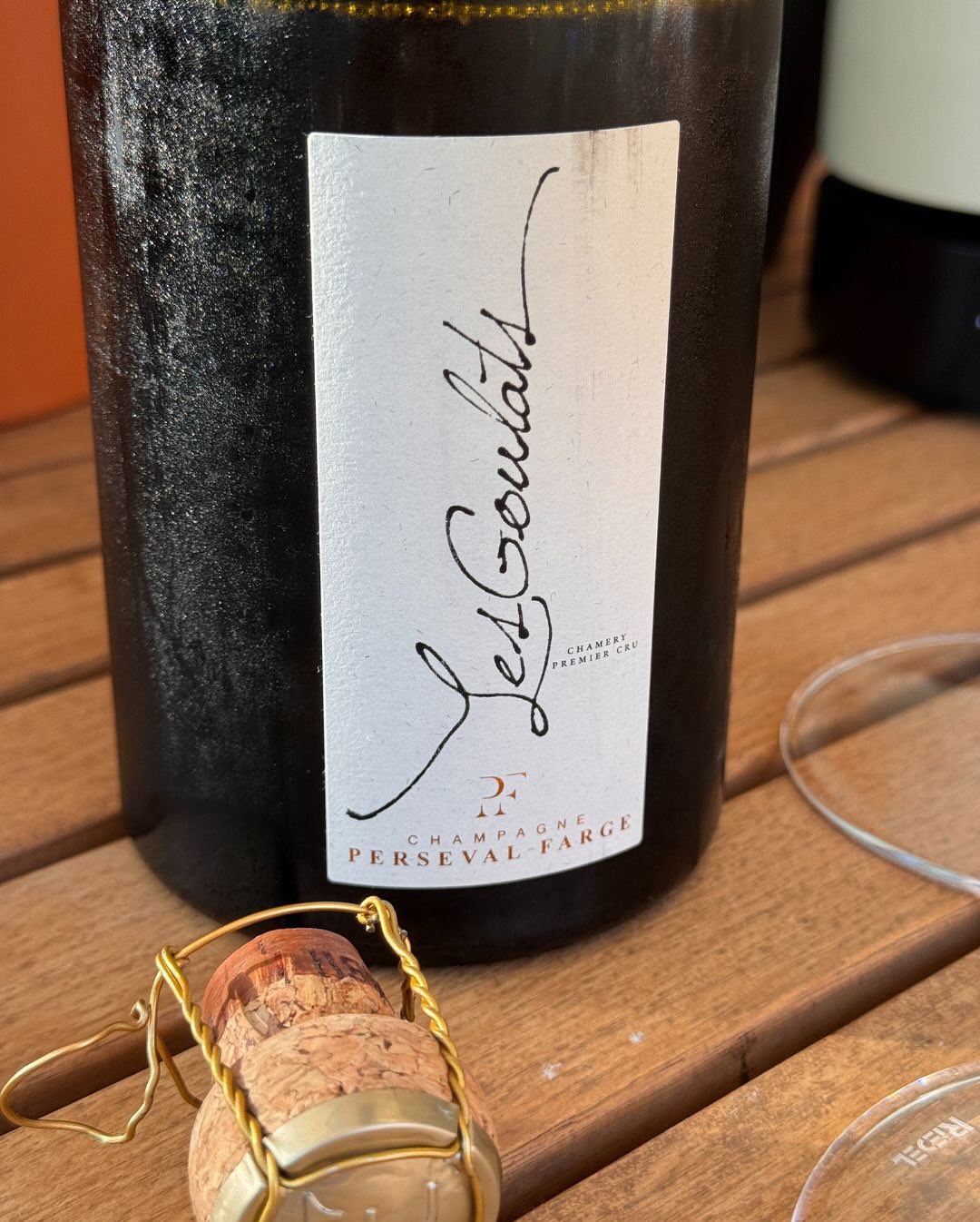 Heute endlich mein Post zum @persevalfarge – Les Goulats. Bei dieser Flasche hat mich vor allem die Rebsorten-Mischung gereizt – Arbane, Petit Meslier und Pinot Gris (zusammen 7… (7)