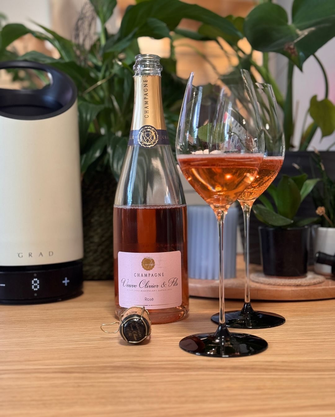 Der Brut Rosé von @veuve_olivier_et_fils hat mich gestern mit seiner frischen, geradlinigen Art nochmal ein Stück in den Sommer zurückgeworfen. Fruchtig, klar und lebendig – abe… (1)