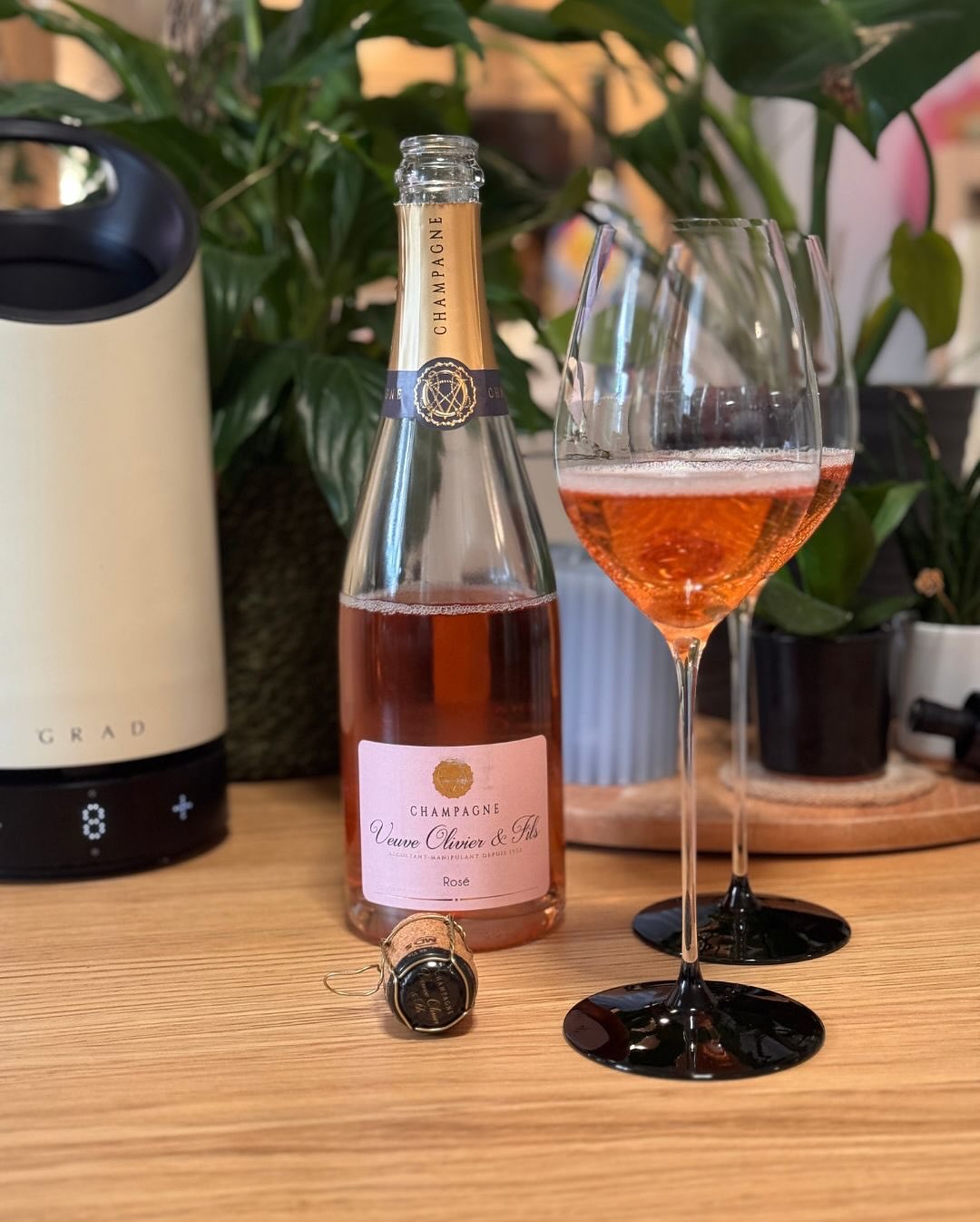 Der Brut Rosé von @veuve_olivier_et_fils hat mich gestern mit seiner frischen, geradlinigen Art nochmal ein Stück in den Sommer zurückgeworfen. Fruchtig, klar und lebendig – abe… (3)
