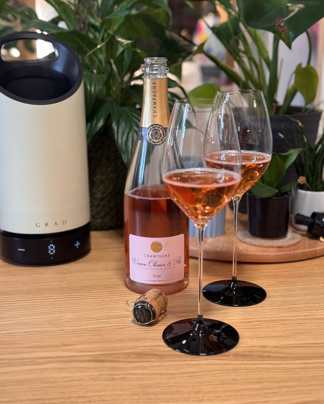 Der Brut Rosé von @veuve_olivier_et_fils hat mich gestern mit seiner frischen, geradlinigen Art nochmal ein Stück in den Sommer zurückgeworfen. Fruchtig, klar und lebendig – abe… (5)