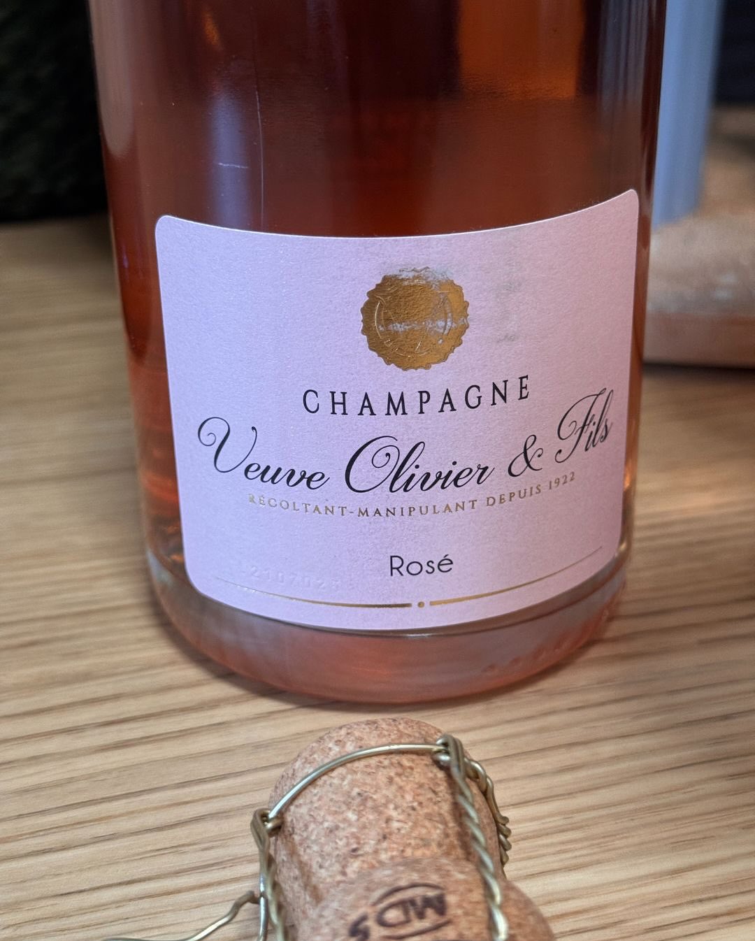 Der Brut Rosé von @veuve_olivier_et_fils hat mich gestern mit seiner frischen, geradlinigen Art nochmal ein Stück in den Sommer zurückgeworfen. Fruchtig, klar und lebendig – abe… (7)