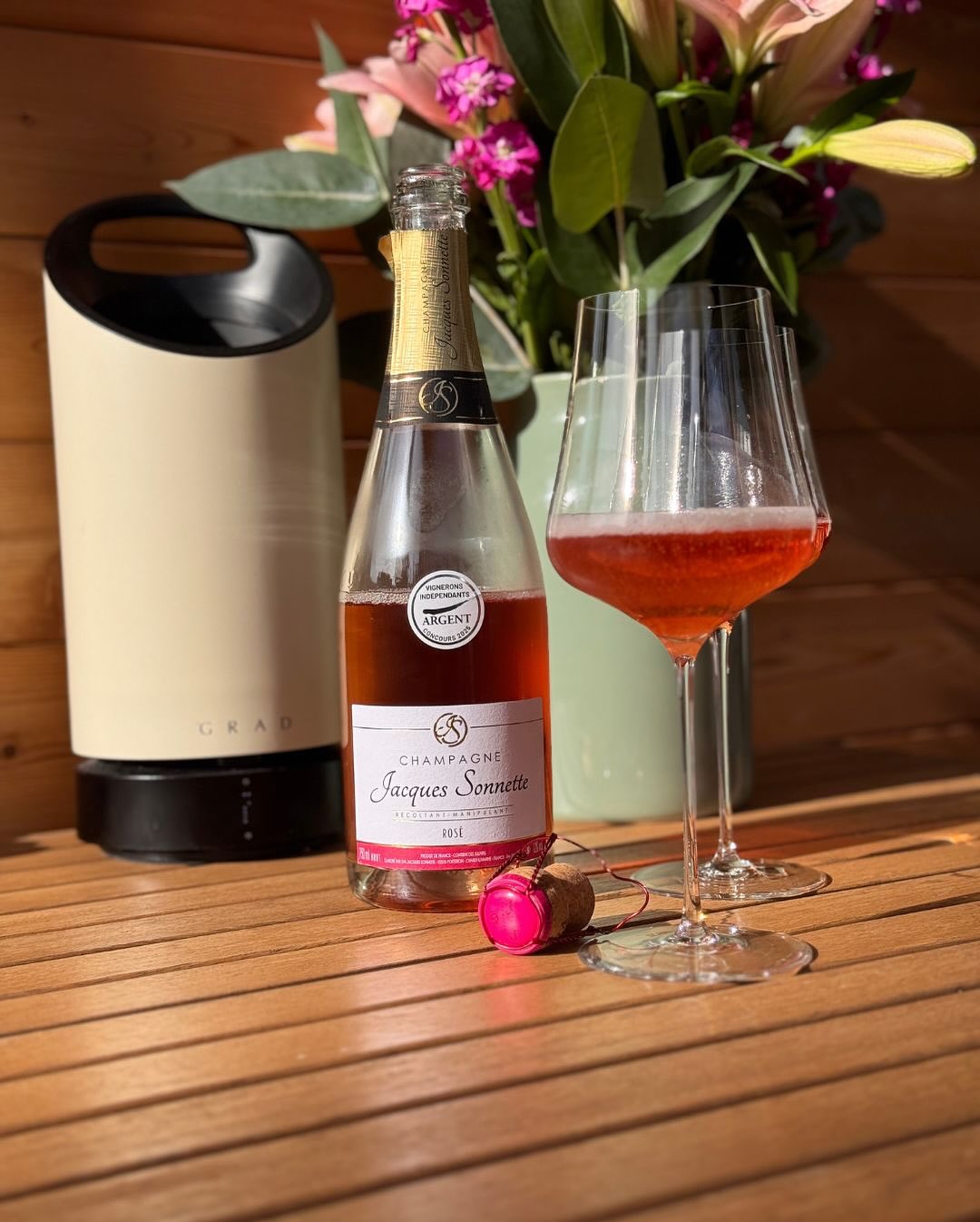 Letzte Woche gab’s nochmal einen dieser goldenen Herbsttage – Sonne, blauer Himmel, 20 Grad. Also ab in die Sonne, Flasche auf, ganz spontan, mitten am Mittag. Die Wahl fiel auf… (1)