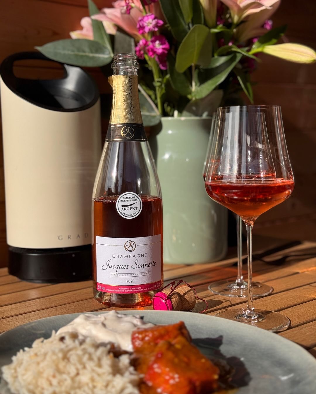 Letzte Woche gab’s nochmal einen dieser goldenen Herbsttage – Sonne, blauer Himmel, 20 Grad. Also ab in die Sonne, Flasche auf, ganz spontan, mitten am Mittag. Die Wahl fiel auf… (4)