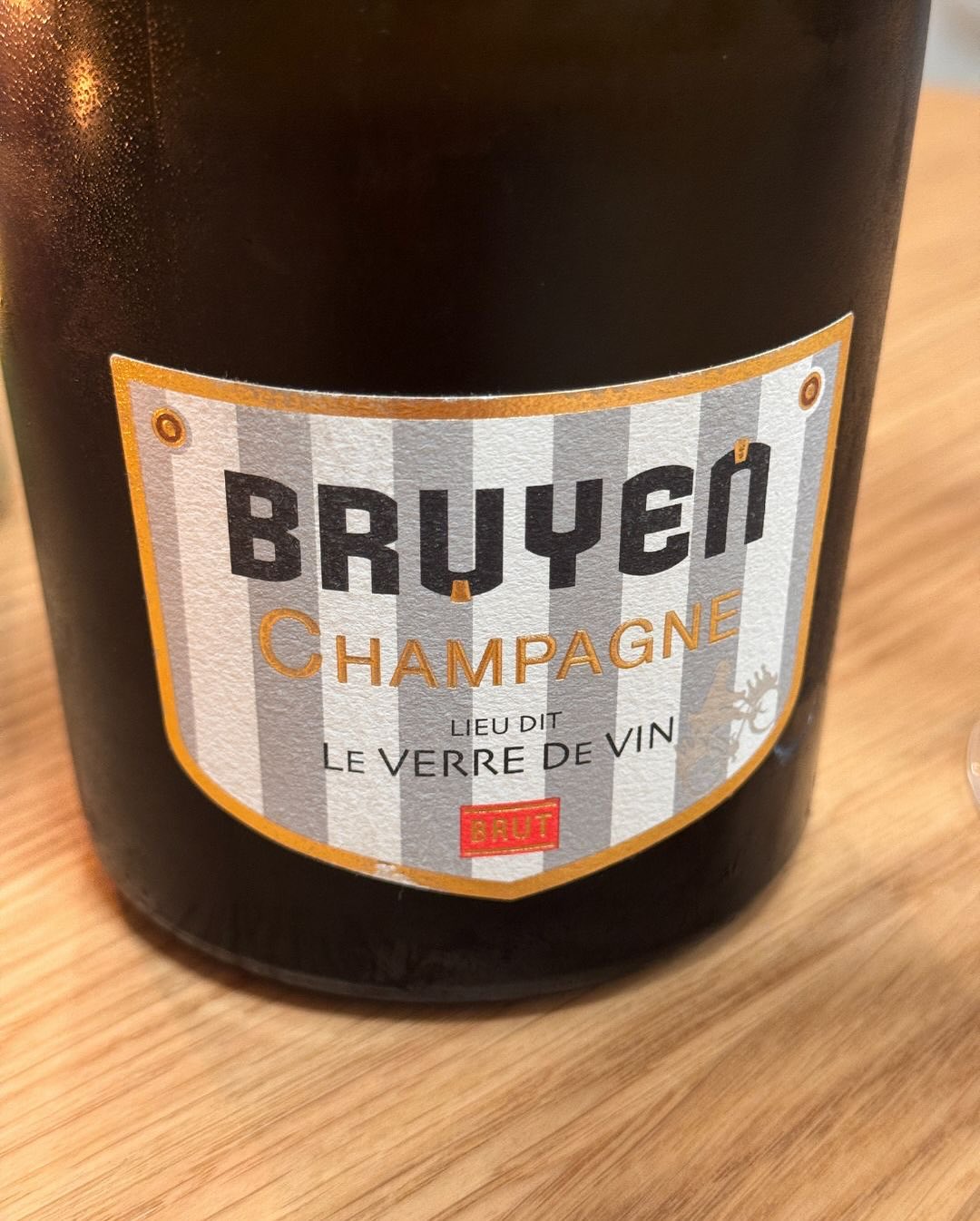 Der @champagnebruyen – Le Verre de Vin Parcellaire hat Charakter – und das merkt man sofort. Ein 100 % Pinot Meunier aus einem alten Weinberg von 1940, neun Monate im Holz, ohne… (6)
