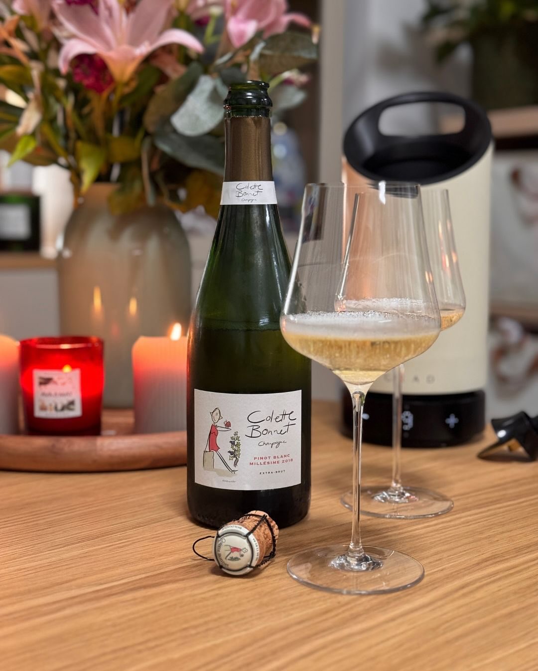 Manchmal beginnt eine Flasche schon zu erzählen, bevor man sie überhaupt öffnet. Beim @champagnecolettebonnet – Pinot Blanc Millésime 2018 war’s genauso: Beim Unboxing kam eine … (1)