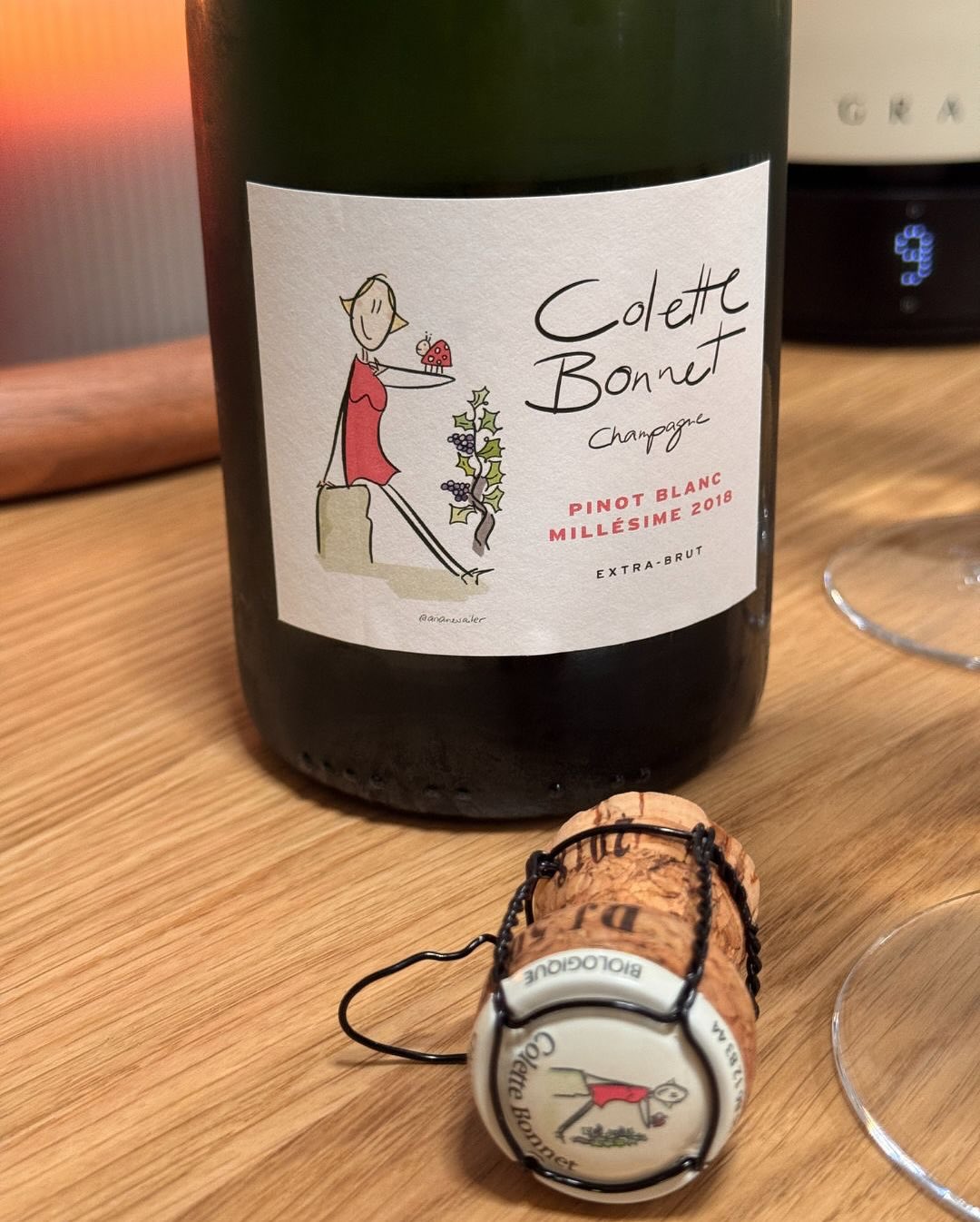 Manchmal beginnt eine Flasche schon zu erzählen, bevor man sie überhaupt öffnet. Beim @champagnecolettebonnet – Pinot Blanc Millésime 2018 war’s genauso: Beim Unboxing kam eine … (4)