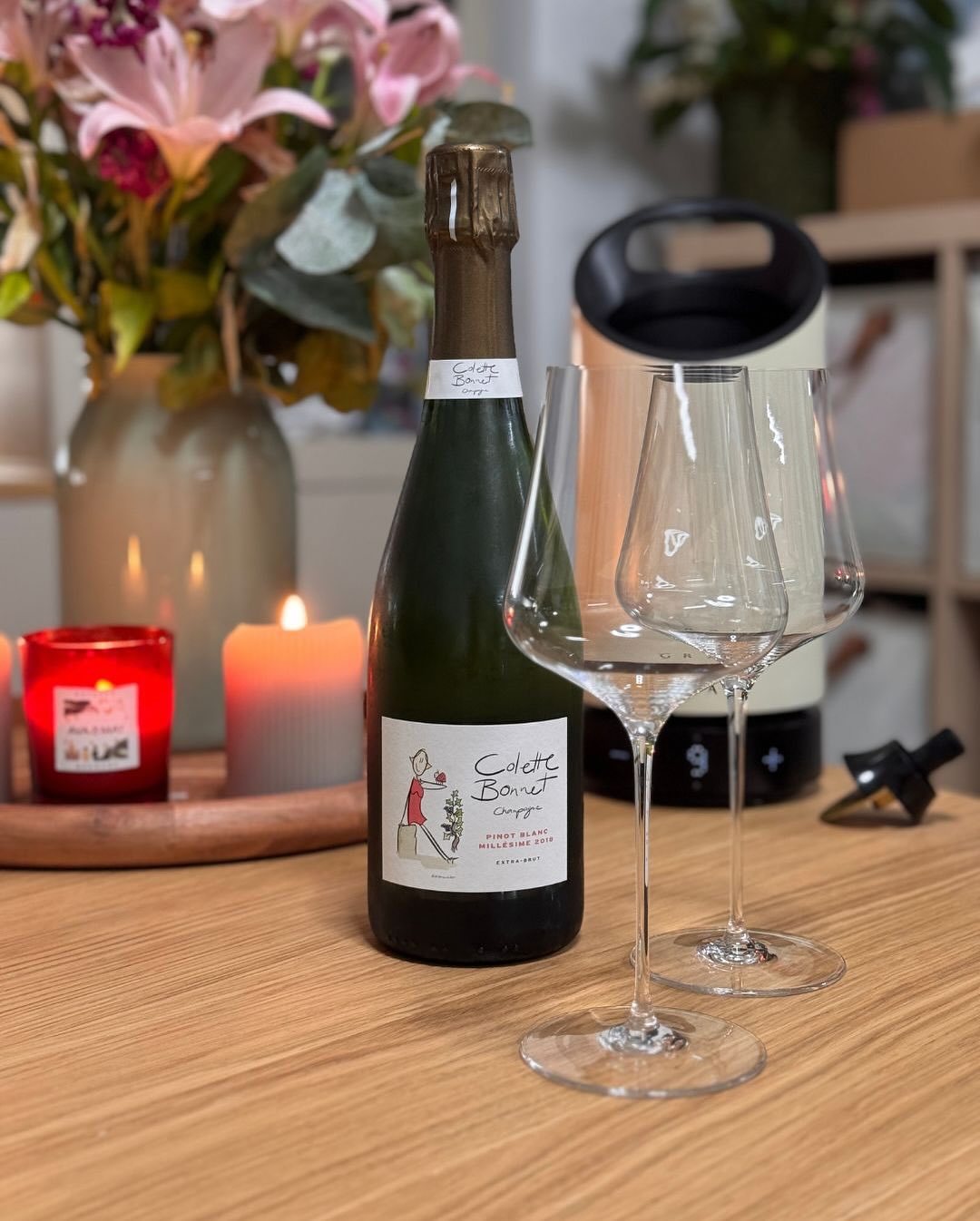 Manchmal beginnt eine Flasche schon zu erzählen, bevor man sie überhaupt öffnet. Beim @champagnecolettebonnet – Pinot Blanc Millésime 2018 war’s genauso: Beim Unboxing kam eine … (6)