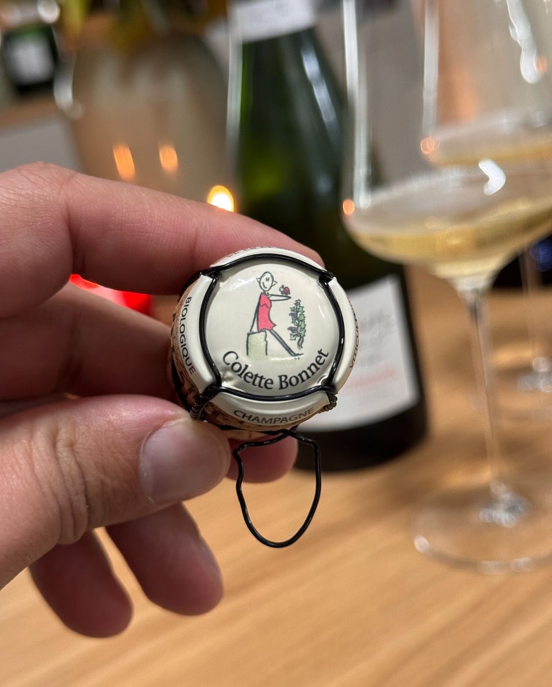 Manchmal beginnt eine Flasche schon zu erzählen, bevor man sie überhaupt öffnet. Beim @champagnecolettebonnet – Pinot Blanc Millésime 2018 war’s genauso: Beim Unboxing kam eine … (7)