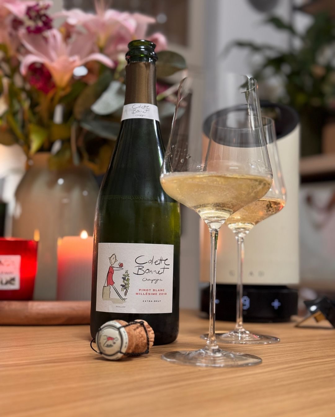 Manchmal beginnt eine Flasche schon zu erzählen, bevor man sie überhaupt öffnet. Beim @champagnecolettebonnet – Pinot Blanc Millésime 2018 war’s genauso: Beim Unboxing kam eine … (8)