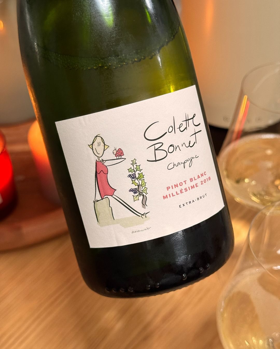 Manchmal beginnt eine Flasche schon zu erzählen, bevor man sie überhaupt öffnet. Beim @champagnecolettebonnet – Pinot Blanc Millésime 2018 war’s genauso: Beim Unboxing kam eine … (9)