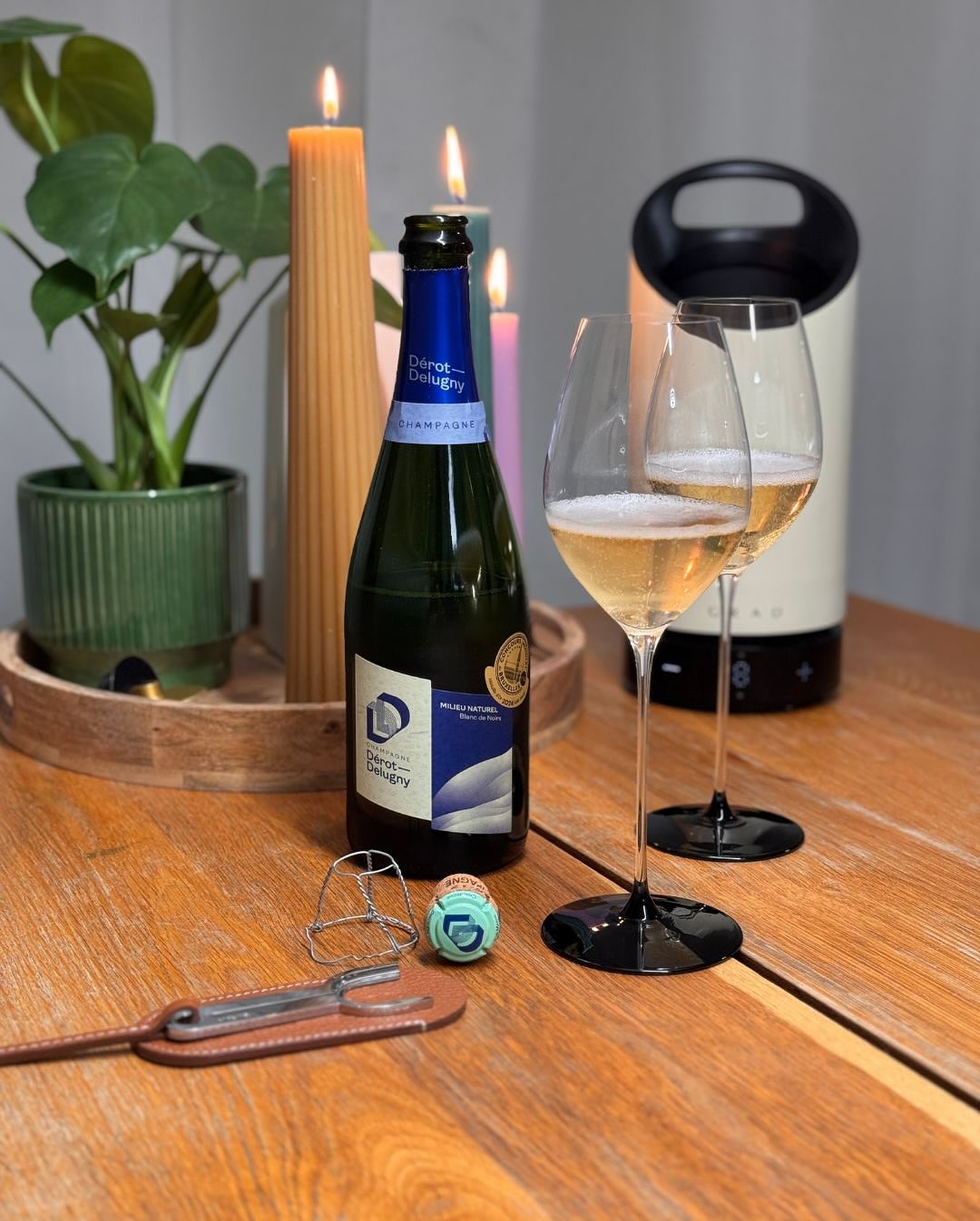 Manchmal ist das Öffnen fast genauso spannend wie das Trinken. Endlich kam mein @laclaye – LA CLASSIQUE 1938 zum ersten Einsatz – das kleine französische Gadget, das die Flasche… (1)