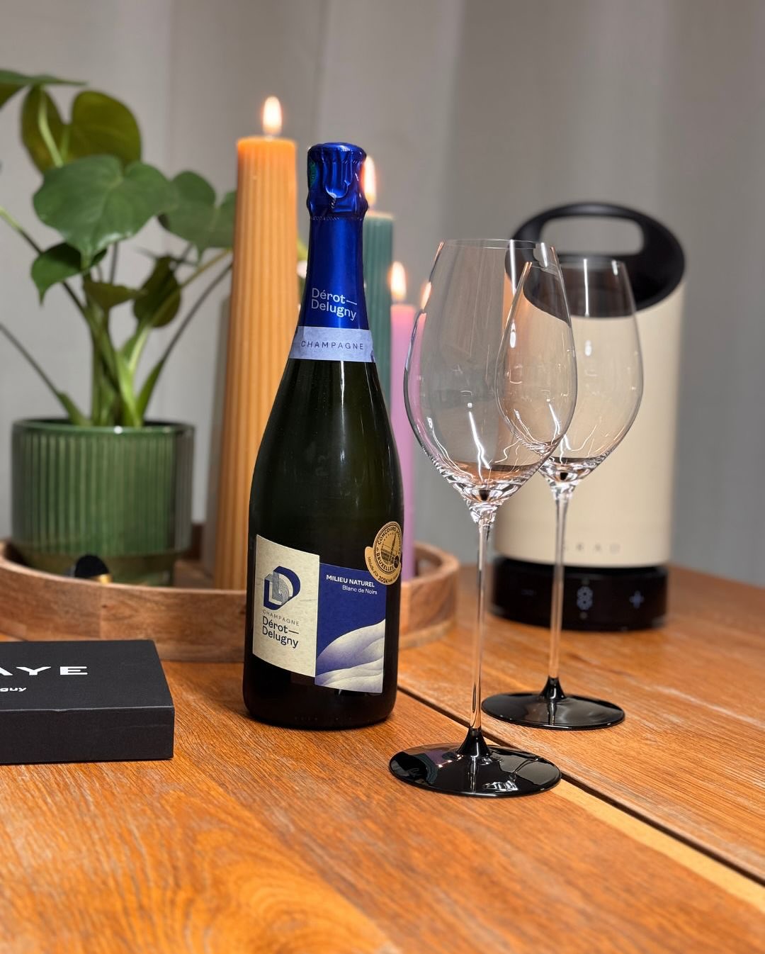 Manchmal ist das Öffnen fast genauso spannend wie das Trinken. Endlich kam mein @laclaye – LA CLASSIQUE 1938 zum ersten Einsatz – das kleine französische Gadget, das die Flasche… (5)