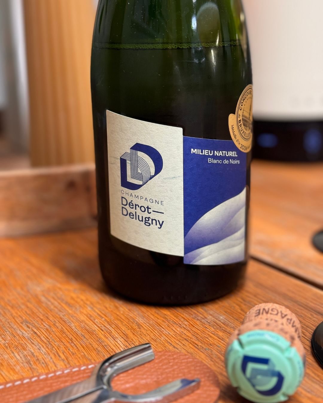 Manchmal ist das Öffnen fast genauso spannend wie das Trinken. Endlich kam mein @laclaye – LA CLASSIQUE 1938 zum ersten Einsatz – das kleine französische Gadget, das die Flasche… (6)