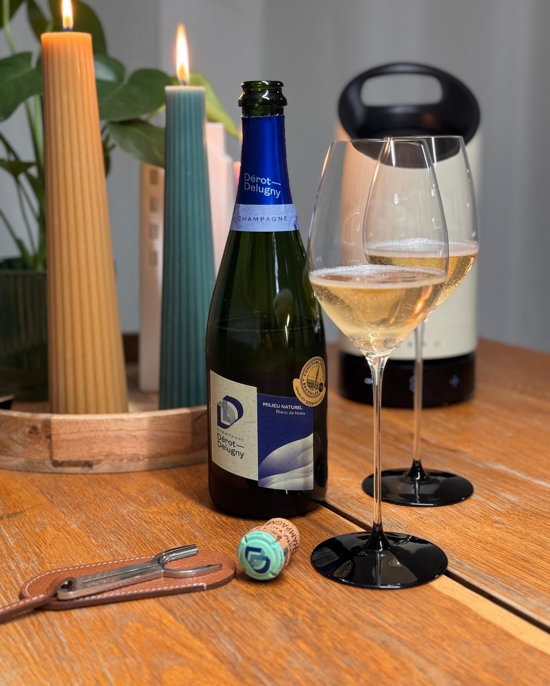 Manchmal ist das Öffnen fast genauso spannend wie das Trinken. Endlich kam mein @laclaye – LA CLASSIQUE 1938 zum ersten Einsatz – das kleine französische Gadget, das die Flasche… (7)