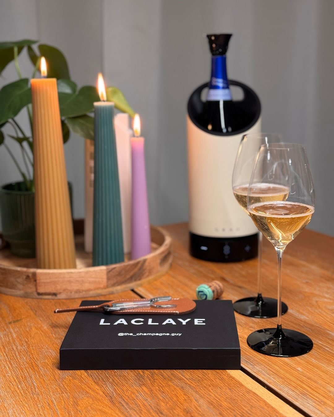Manchmal ist das Öffnen fast genauso spannend wie das Trinken. Endlich kam mein @laclaye – LA CLASSIQUE 1938 zum ersten Einsatz – das kleine französische Gadget, das die Flasche… (9)