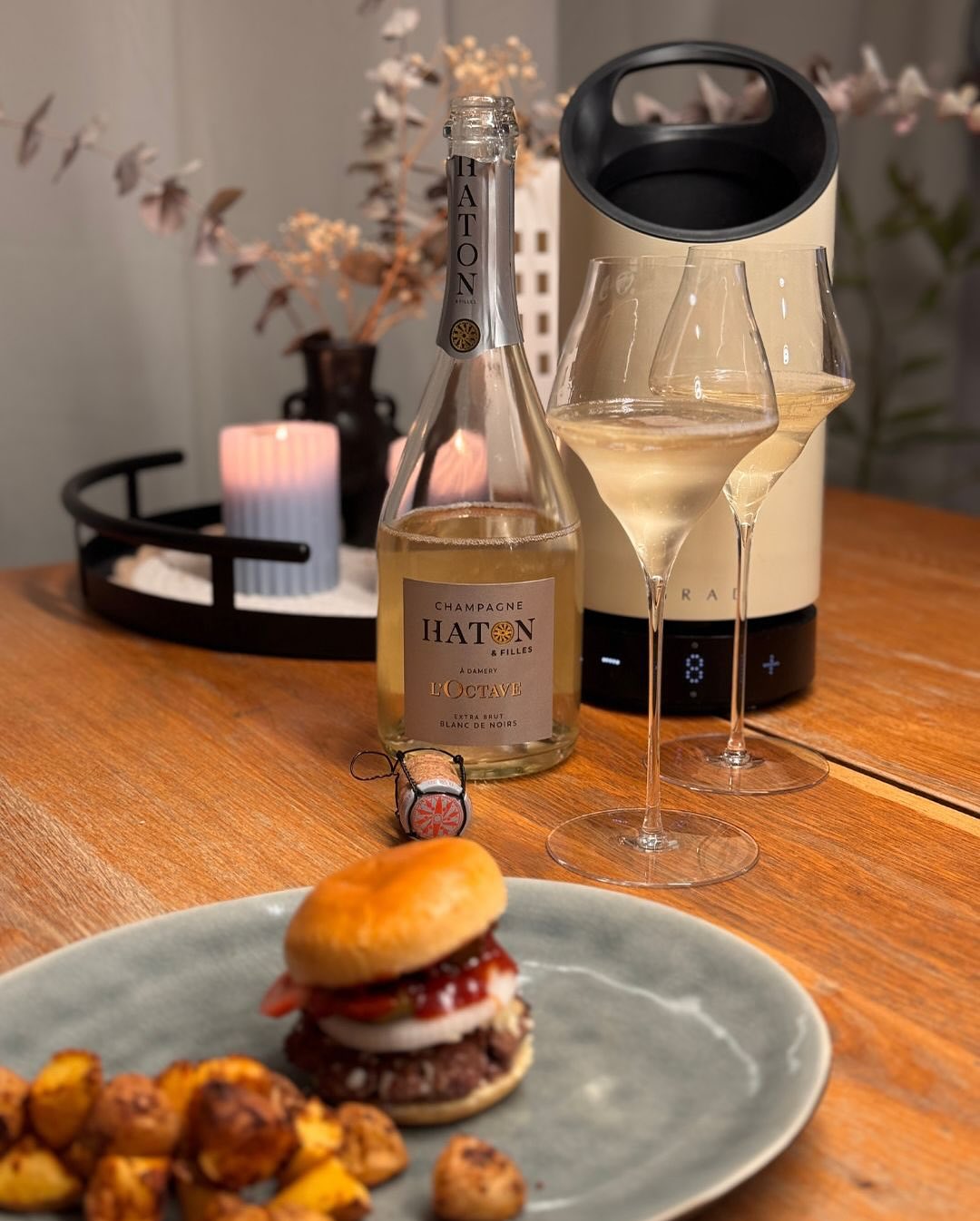 Manchmal entstehen die besten Kombinationen aus purem Hunger – gestern Abend gab’s kleine Mini-Burger mit Rindfleisch, Jalapeños, Zwiebeln, Tomaten und einer würzigen Curry-Sauc… (1)