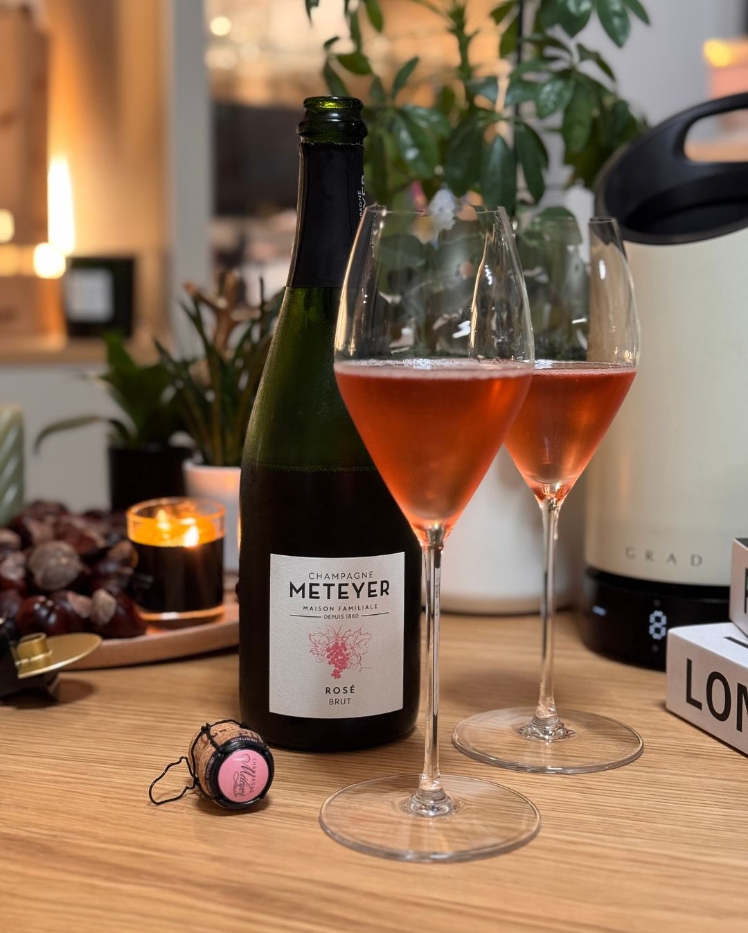 Gestern Abend - wir haben Lust auf einen spannenden Rosé - daher habe ich den @champagne_meteyer – Rosé Brut aus dem Keller geholt. Fruchtig, ja – aber nicht süß. Reife Erdbeere… (1)