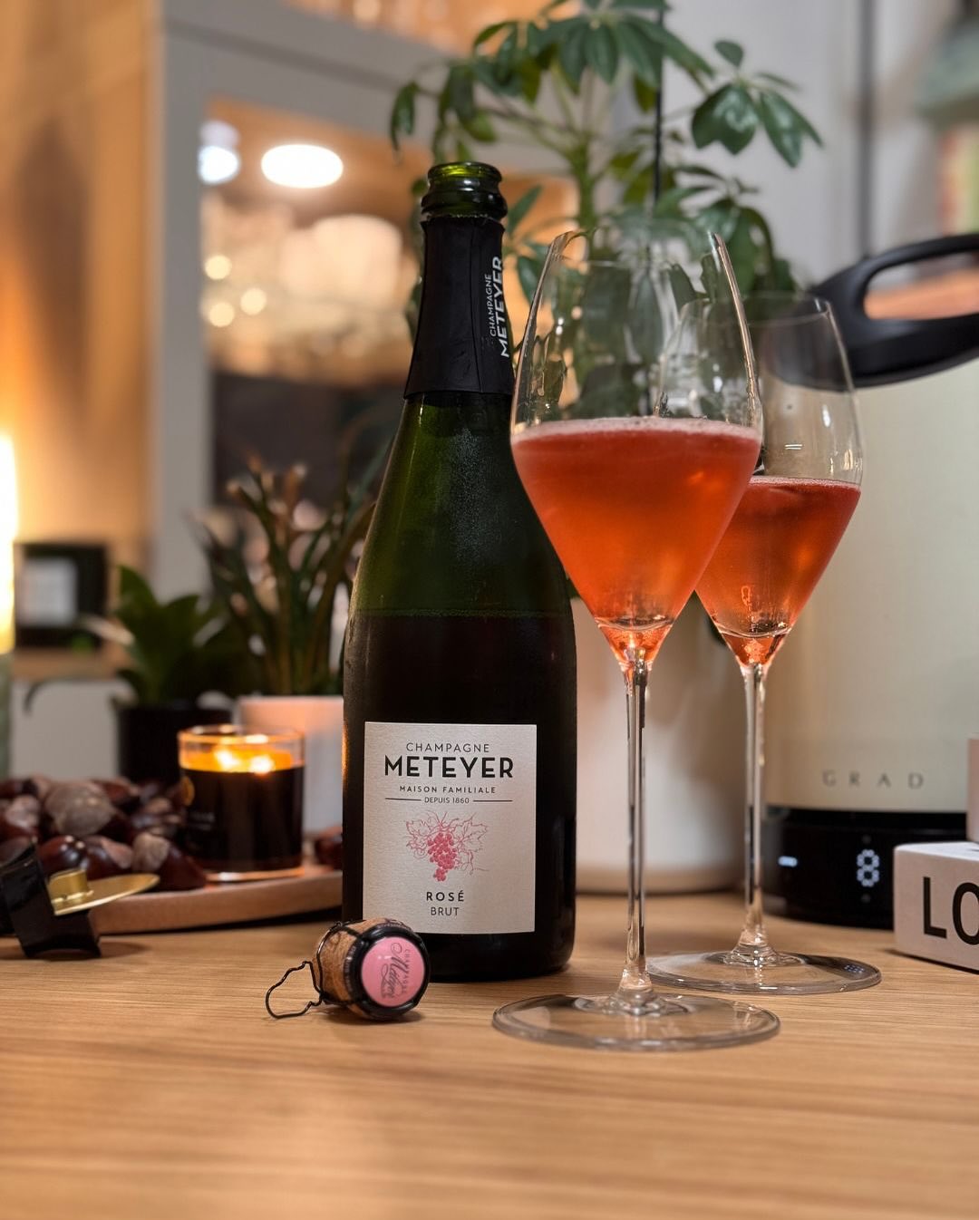 Gestern Abend - wir haben Lust auf einen spannenden Rosé - daher habe ich den @champagne_meteyer – Rosé Brut aus dem Keller geholt. Fruchtig, ja – aber nicht süß. Reife Erdbeere… (3)