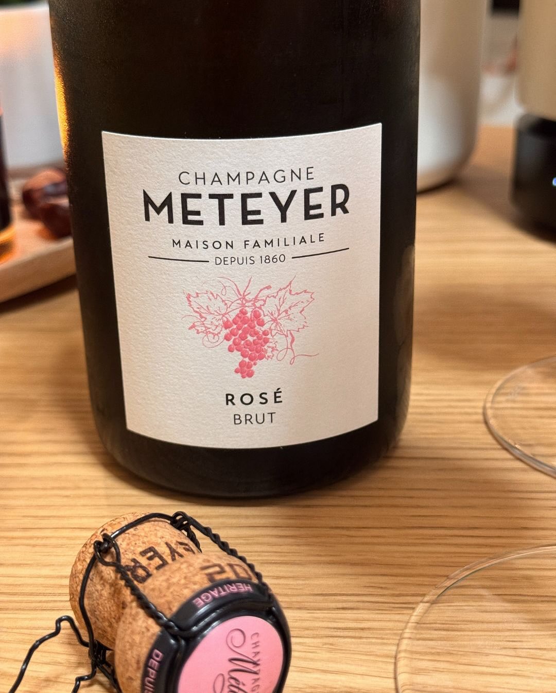 Gestern Abend - wir haben Lust auf einen spannenden Rosé - daher habe ich den @champagne_meteyer – Rosé Brut aus dem Keller geholt. Fruchtig, ja – aber nicht süß. Reife Erdbeere… (7)