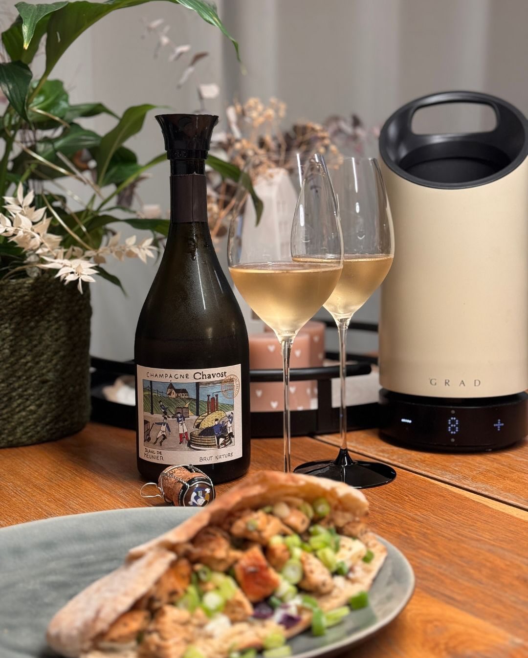 Gestern haben wir mittags spontan ein paar Pitas gefüllt – mit Zaziki, Rotkraut, zitronig angebratener Pute und etwas Frühlingszwiebel. Außen knusprig getoastet, innen saftig un… (3)