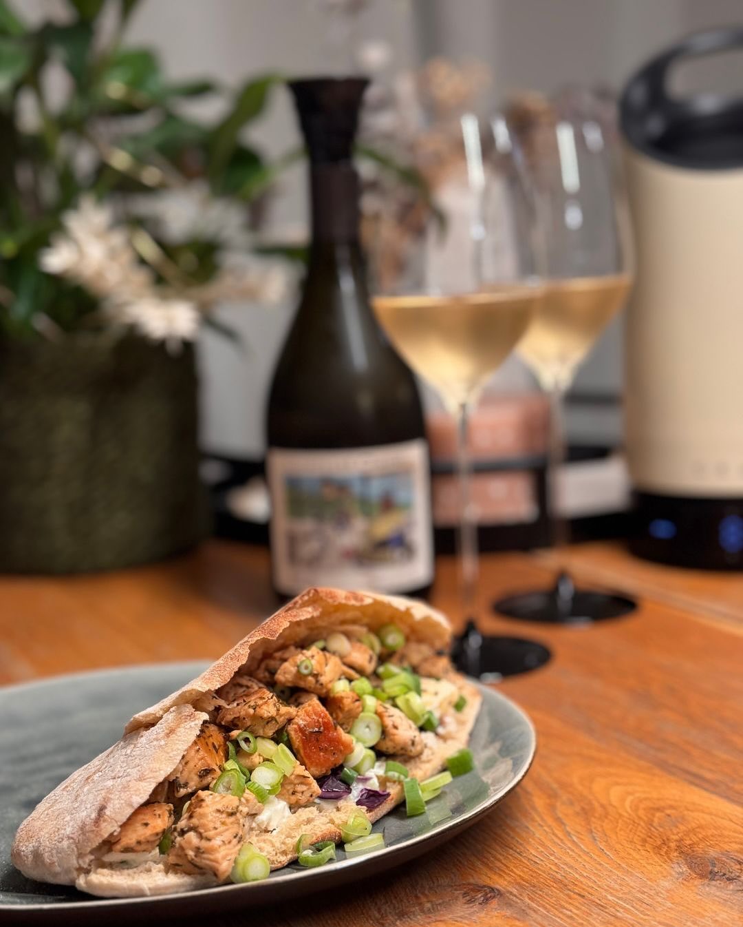 Gestern haben wir mittags spontan ein paar Pitas gefüllt – mit Zaziki, Rotkraut, zitronig angebratener Pute und etwas Frühlingszwiebel. Außen knusprig getoastet, innen saftig un… (5)