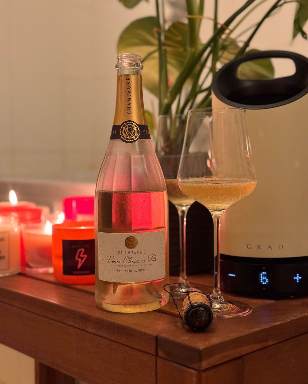 Champagner & Badewanne mit der Liebsten – klingt nach einem romantischen Abend, und ja, das war es auch. Aber wenn man ehrlich ist, wird es unter solchen Bedingungen zur kleinen… (1)