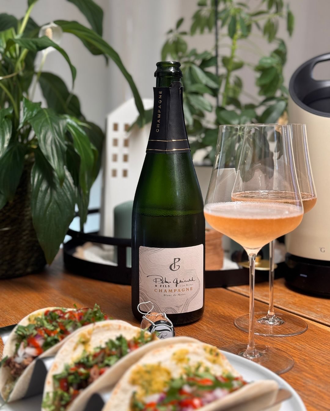 Manchmal stimmt einfach alles. Gestern Tacos – würzig, scharf, aromatisch – und dazu der Blanc de Noirs von @champagnepehuguiardeletfils . Ein perfektes Pairing: Der Champagner … (1)