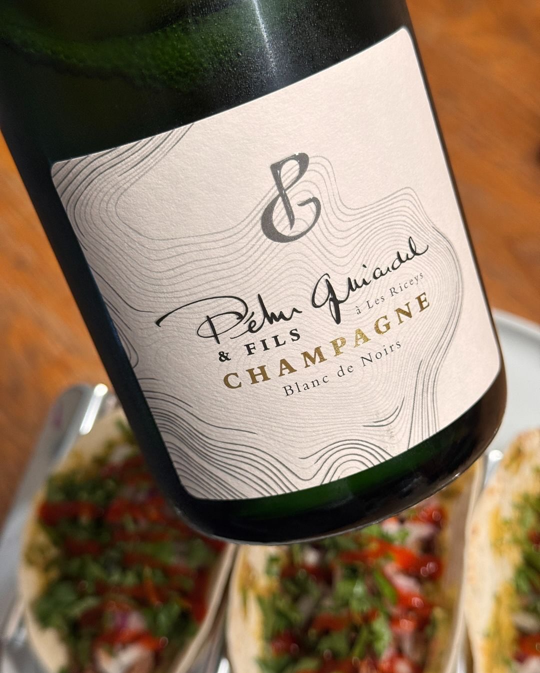 Manchmal stimmt einfach alles. Gestern Tacos – würzig, scharf, aromatisch – und dazu der Blanc de Noirs von @champagnepehuguiardeletfils . Ein perfektes Pairing: Der Champagner … (11)