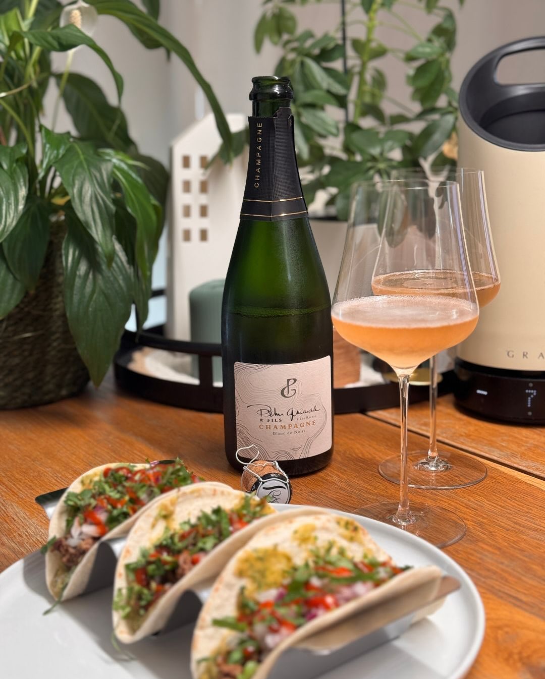 Manchmal stimmt einfach alles. Gestern Tacos – würzig, scharf, aromatisch – und dazu der Blanc de Noirs von @champagnepehuguiardeletfils . Ein perfektes Pairing: Der Champagner … (6)