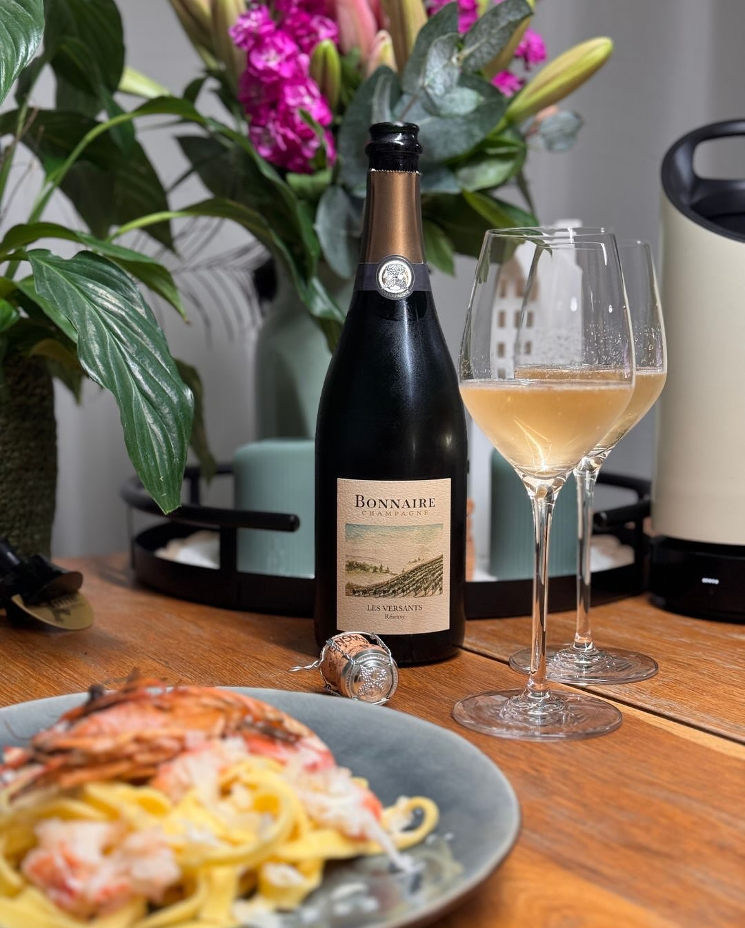 Frische Pasta, gegrillte argentinische Rotgarnelen und eine Zitronen-Salbei-Butter – das war der Plan für gestern Abend. Und dazu der Les Versants Réserve von @bonnaireclouet – … (1)