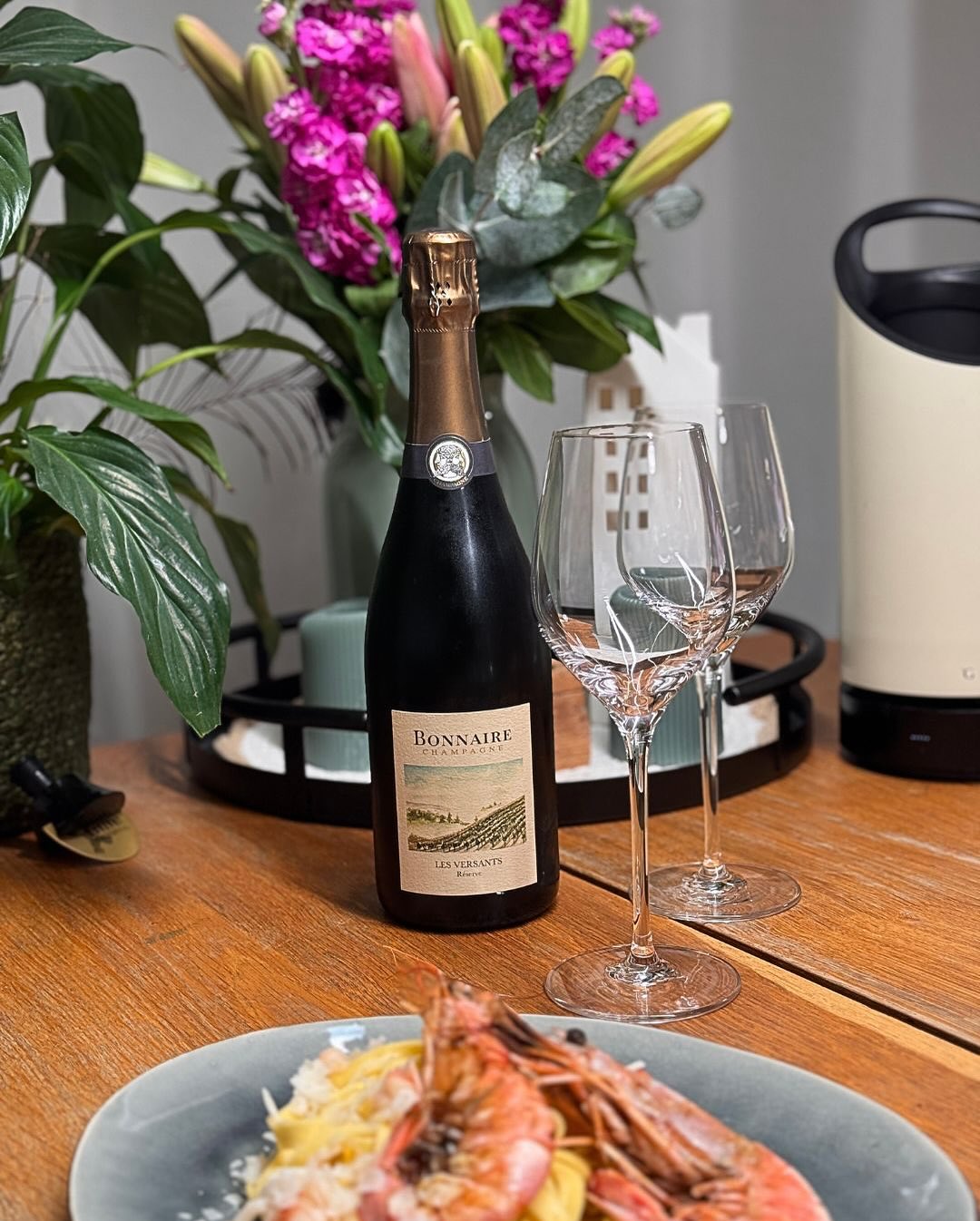 Frische Pasta, gegrillte argentinische Rotgarnelen und eine Zitronen-Salbei-Butter – das war der Plan für gestern Abend. Und dazu der Les Versants Réserve von @bonnaireclouet – … (3)