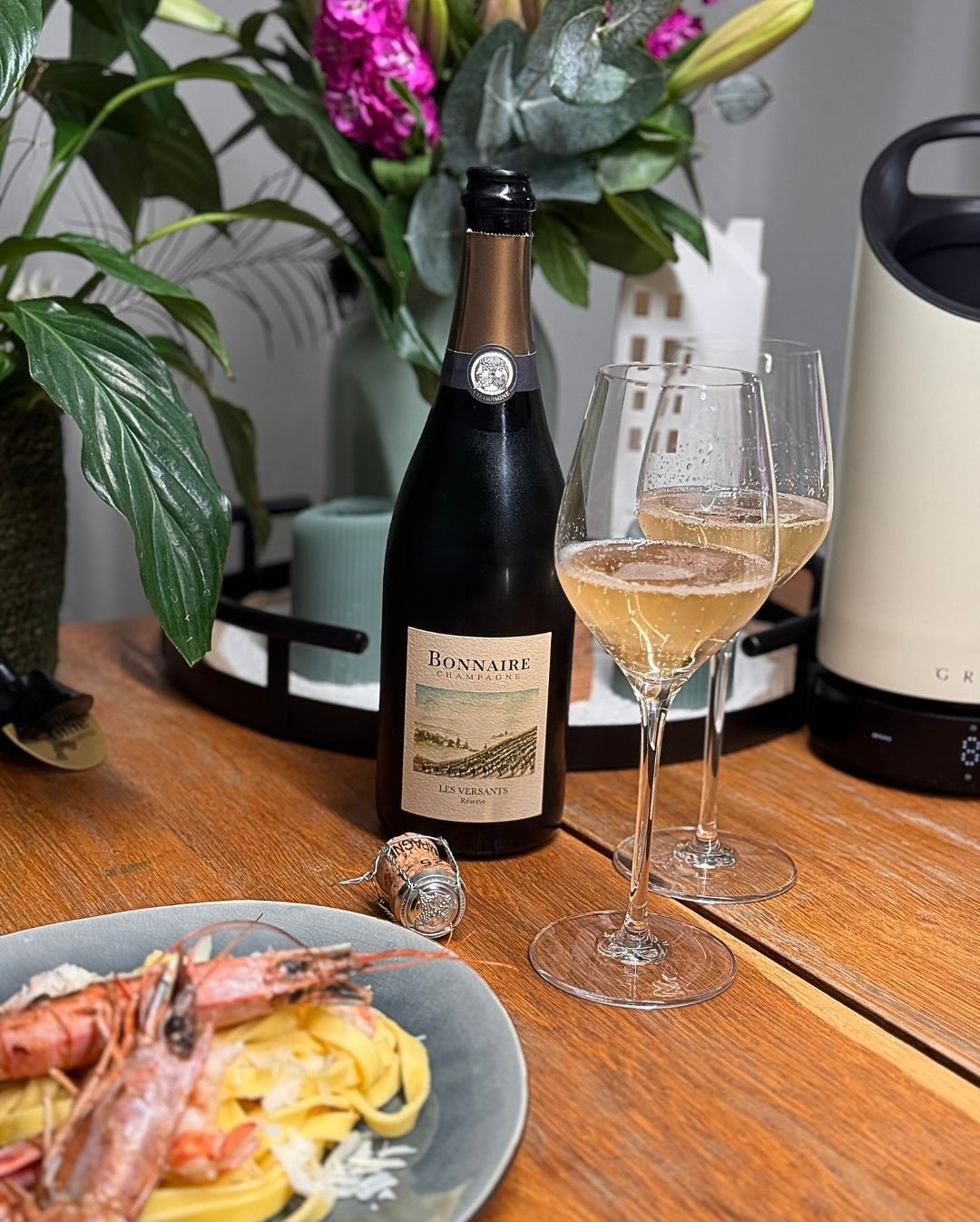 Frische Pasta, gegrillte argentinische Rotgarnelen und eine Zitronen-Salbei-Butter – das war der Plan für gestern Abend. Und dazu der Les Versants Réserve von @bonnaireclouet – … (4)