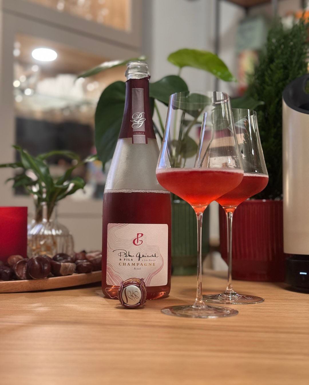 @champagnepehuguiardeletfils – Rosé Brut – ein Rosé, der mich schon mit seiner Farbe überzeugt hat. ​Tiefrot – wie reife Himbeere im Abendlicht – zieht sofort in den Bann. Und d… (1)