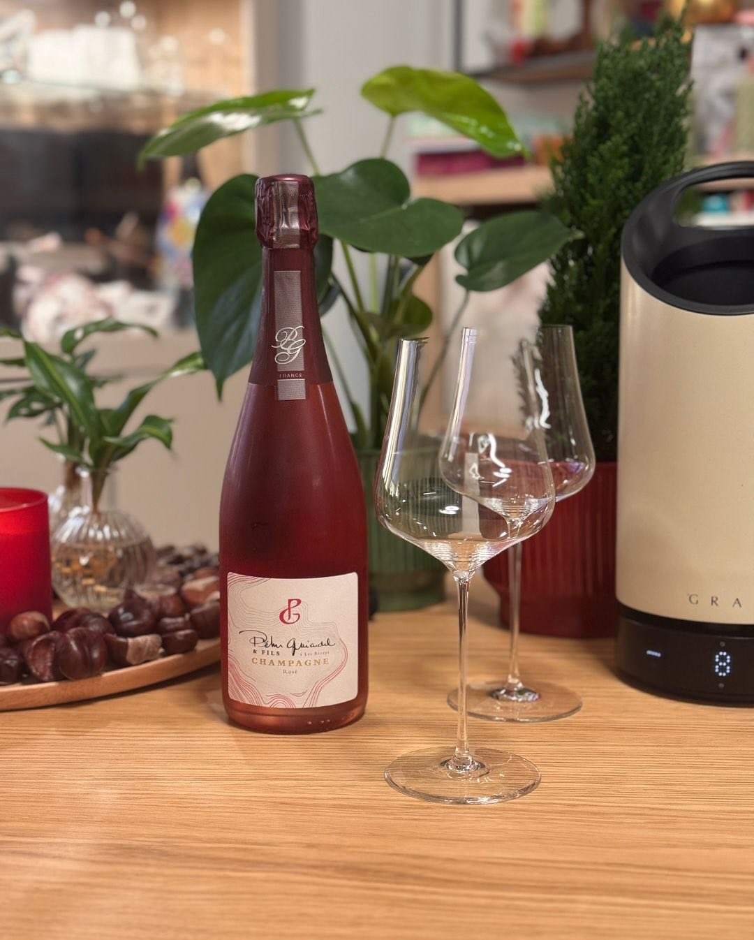 @champagnepehuguiardeletfils – Rosé Brut – ein Rosé, der mich schon mit seiner Farbe überzeugt hat. ​Tiefrot – wie reife Himbeere im Abendlicht – zieht sofort in den Bann. Und d… (3)