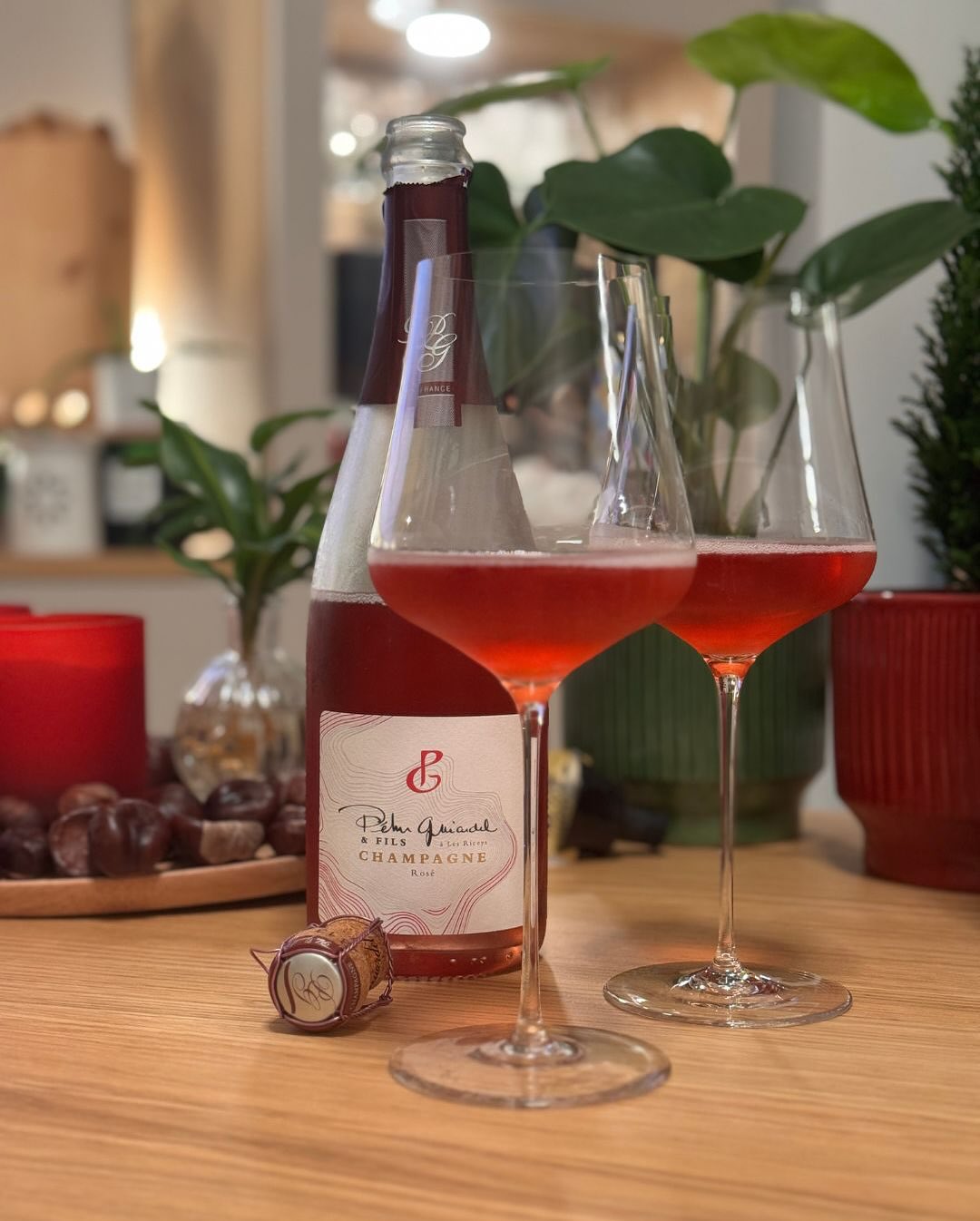 @champagnepehuguiardeletfils – Rosé Brut – ein Rosé, der mich schon mit seiner Farbe überzeugt hat. ​Tiefrot – wie reife Himbeere im Abendlicht – zieht sofort in den Bann. Und d… (5)