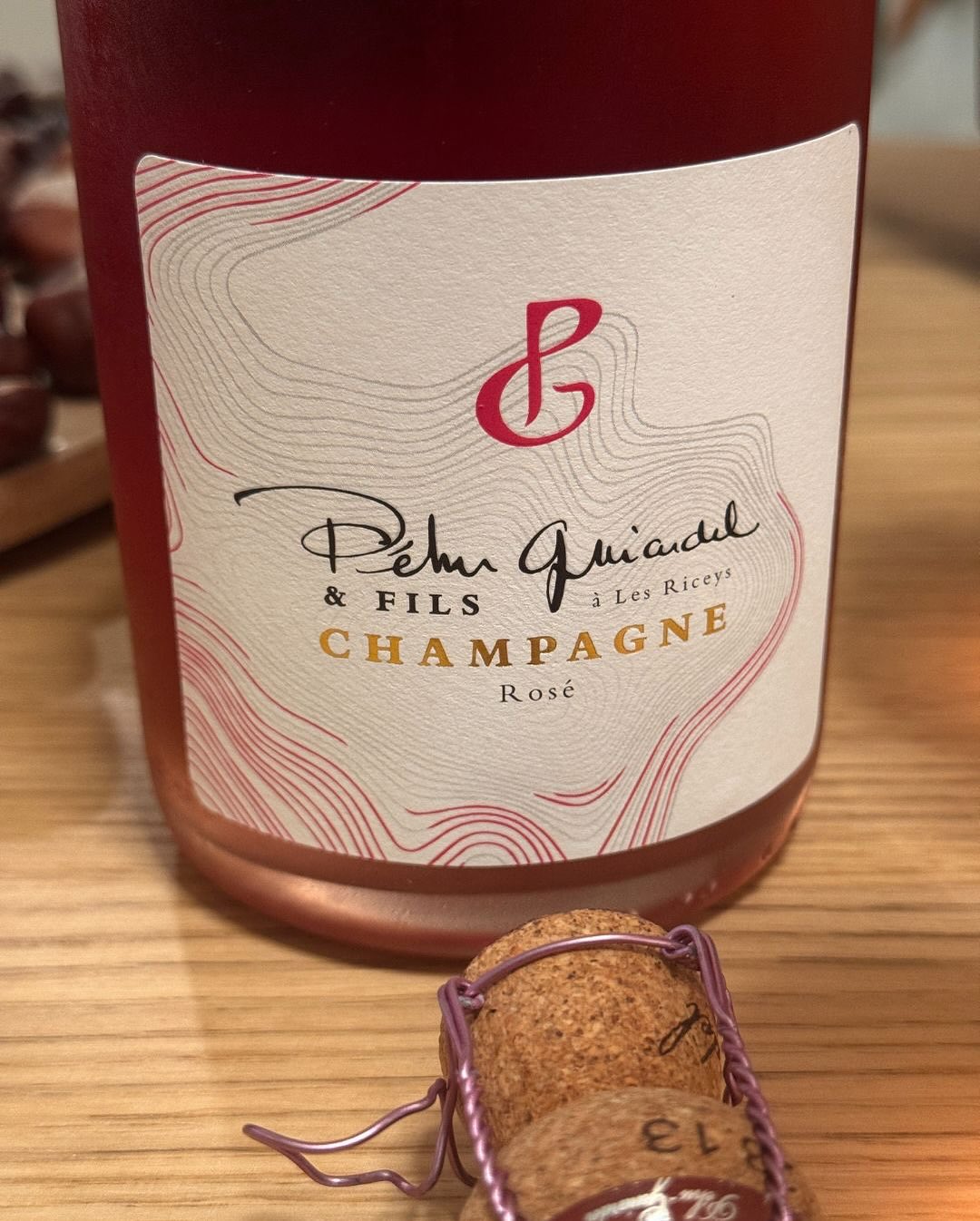 @champagnepehuguiardeletfils – Rosé Brut – ein Rosé, der mich schon mit seiner Farbe überzeugt hat. ​Tiefrot – wie reife Himbeere im Abendlicht – zieht sofort in den Bann. Und d… (6)