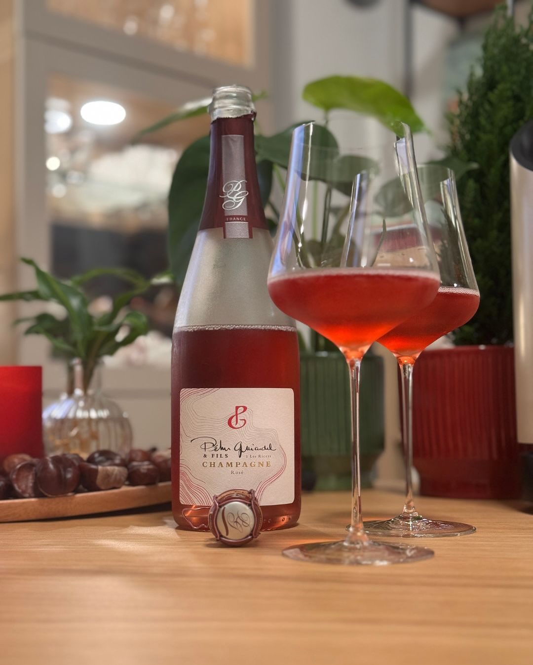 @champagnepehuguiardeletfils – Rosé Brut – ein Rosé, der mich schon mit seiner Farbe überzeugt hat. ​Tiefrot – wie reife Himbeere im Abendlicht – zieht sofort in den Bann. Und d… (8)