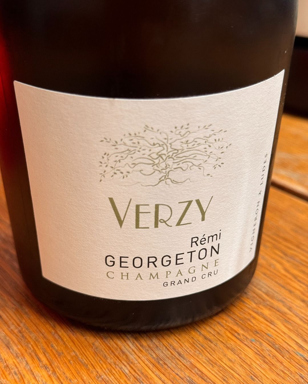 Gestern Abend habe ich den @remi_georgeton – Verzy Grand Cru Millésime 2020 geöffnet. Von allen Flaschen im Sortiment schien mir dieser Jahrgang der richtige Einstieg zu sein – … (8)