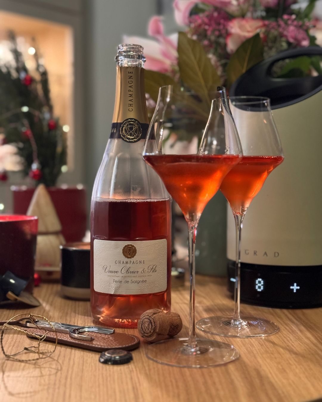 Die Farbe verrät’s schon: Rosé de Saignée – 14 Stunden Maischekontakt. Mehr Struktur, mehr Saft, ein kleines bisschen Tannin – und genau das macht ihn so spannend. Erdbeere, Rib… (1)