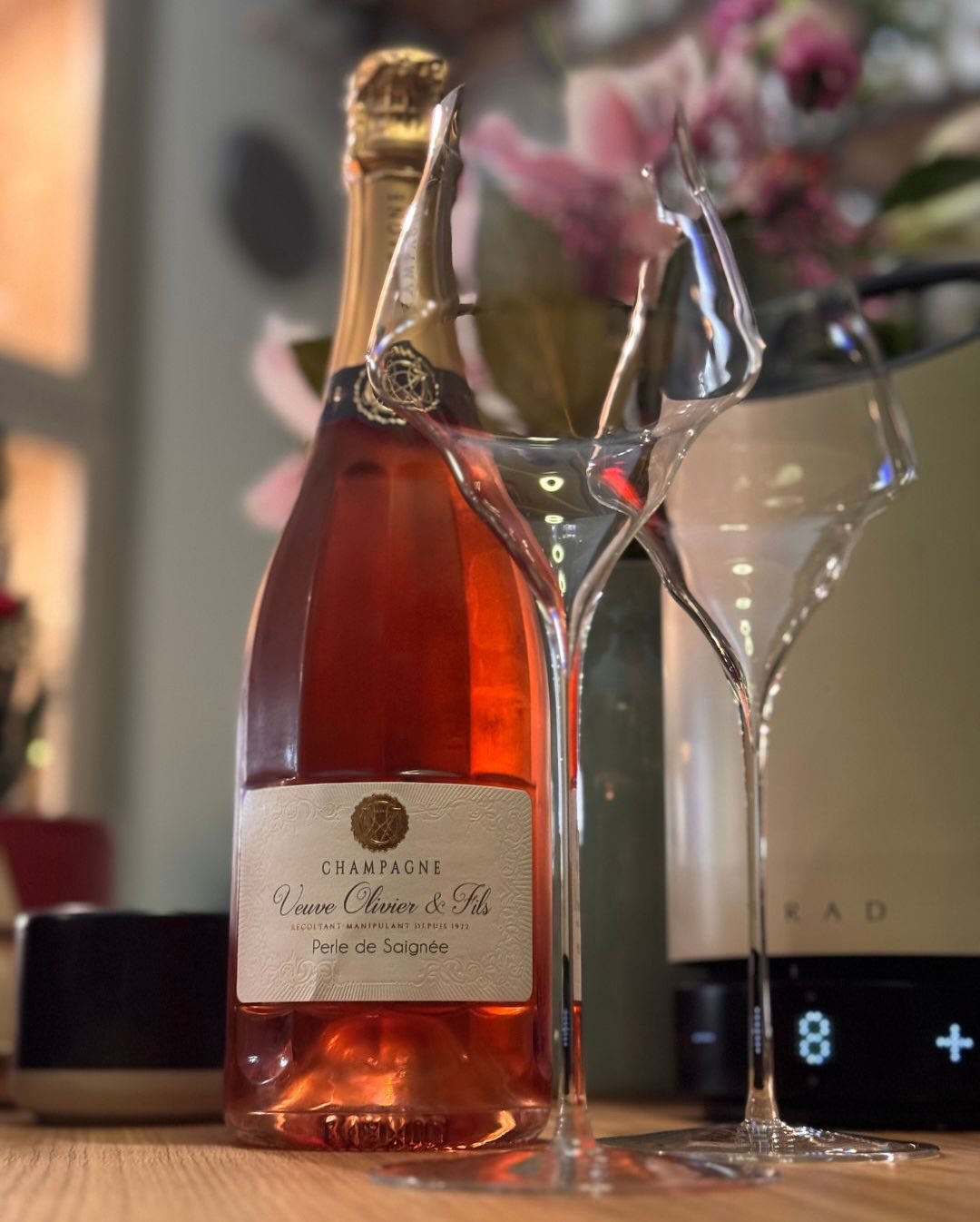 Die Farbe verrät’s schon: Rosé de Saignée – 14 Stunden Maischekontakt. Mehr Struktur, mehr Saft, ein kleines bisschen Tannin – und genau das macht ihn so spannend. Erdbeere, Rib… (3)