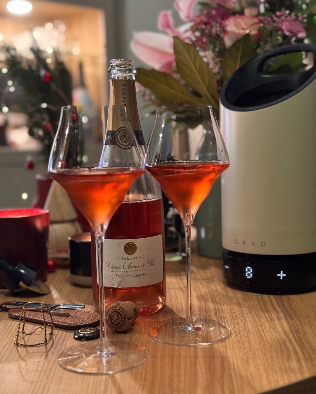 Die Farbe verrät’s schon: Rosé de Saignée – 14 Stunden Maischekontakt. Mehr Struktur, mehr Saft, ein kleines bisschen Tannin – und genau das macht ihn so spannend. Erdbeere, Rib… (4)