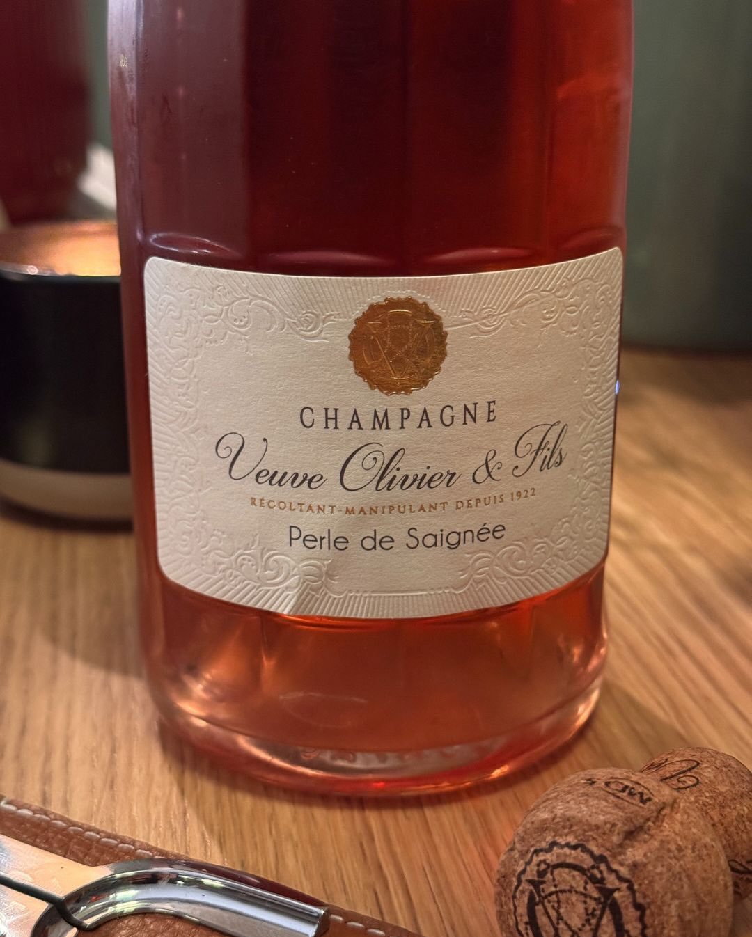 Die Farbe verrät’s schon: Rosé de Saignée – 14 Stunden Maischekontakt. Mehr Struktur, mehr Saft, ein kleines bisschen Tannin – und genau das macht ihn so spannend. Erdbeere, Rib… (6)