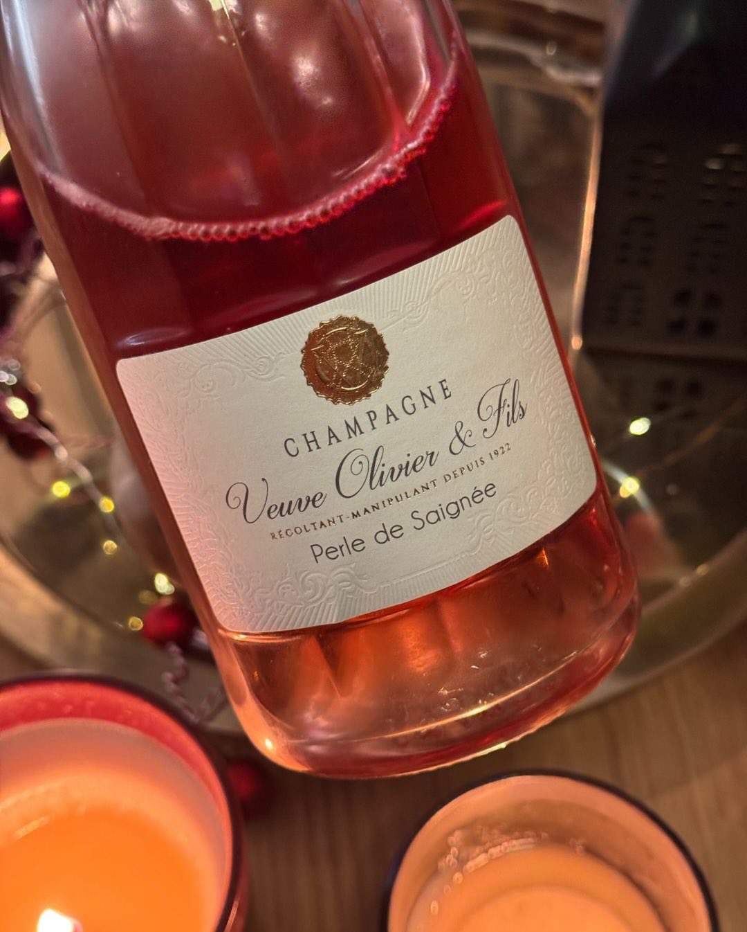 Die Farbe verrät’s schon: Rosé de Saignée – 14 Stunden Maischekontakt. Mehr Struktur, mehr Saft, ein kleines bisschen Tannin – und genau das macht ihn so spannend. Erdbeere, Rib… (8)