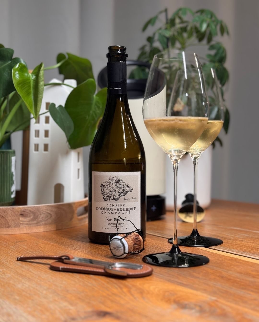 Manchmal öffnest du eine Flasche – und sie hat sofort ihren eigenen Charakter. Beim Les Moulins von @domainedoussotbourdot war klar: Das wird ein besonderer Abend. Optisch schon… (1)