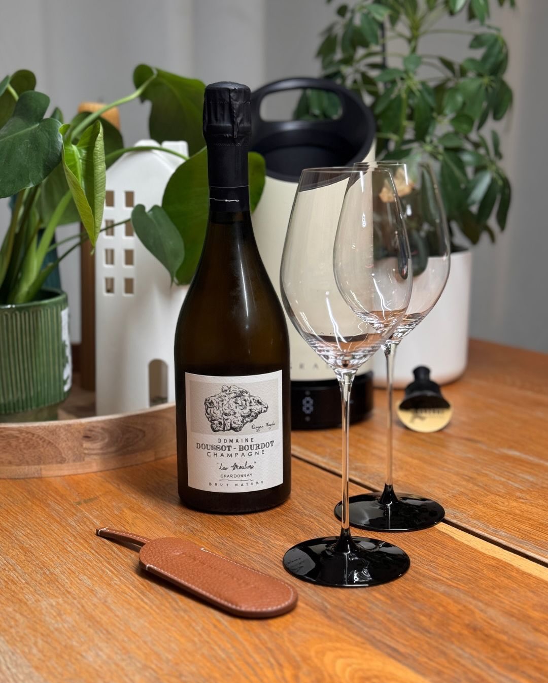 Manchmal öffnest du eine Flasche – und sie hat sofort ihren eigenen Charakter. Beim Les Moulins von @domainedoussotbourdot war klar: Das wird ein besonderer Abend. Optisch schon… (3)