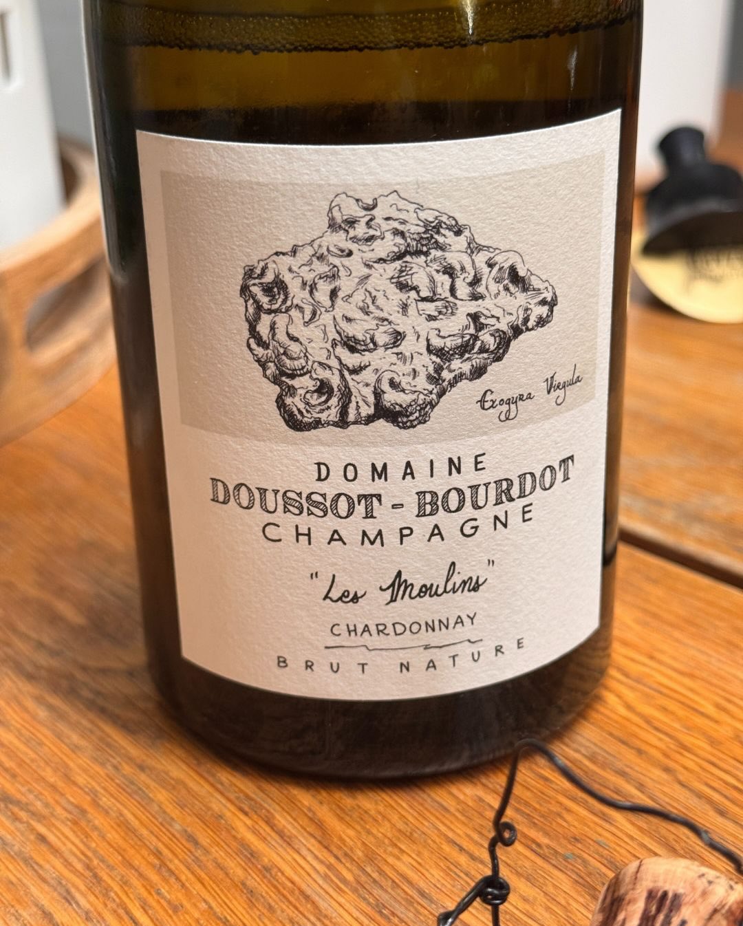 Manchmal öffnest du eine Flasche – und sie hat sofort ihren eigenen Charakter. Beim Les Moulins von @domainedoussotbourdot war klar: Das wird ein besonderer Abend. Optisch schon… (5)