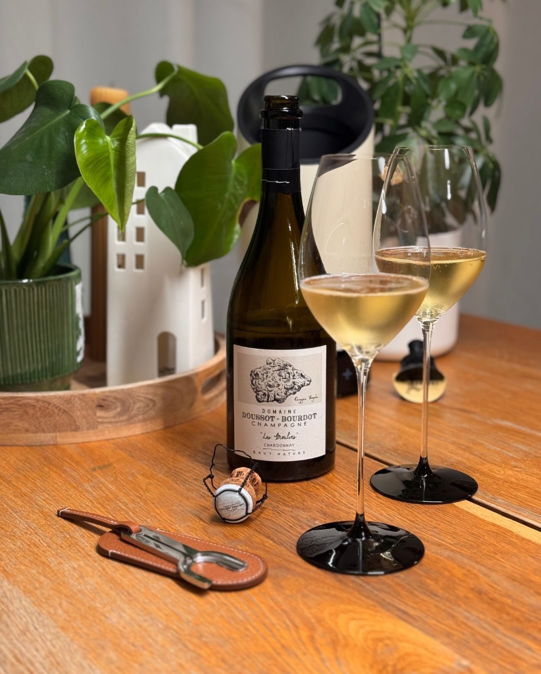 Manchmal öffnest du eine Flasche – und sie hat sofort ihren eigenen Charakter. Beim Les Moulins von @domainedoussotbourdot war klar: Das wird ein besonderer Abend. Optisch schon… (6)