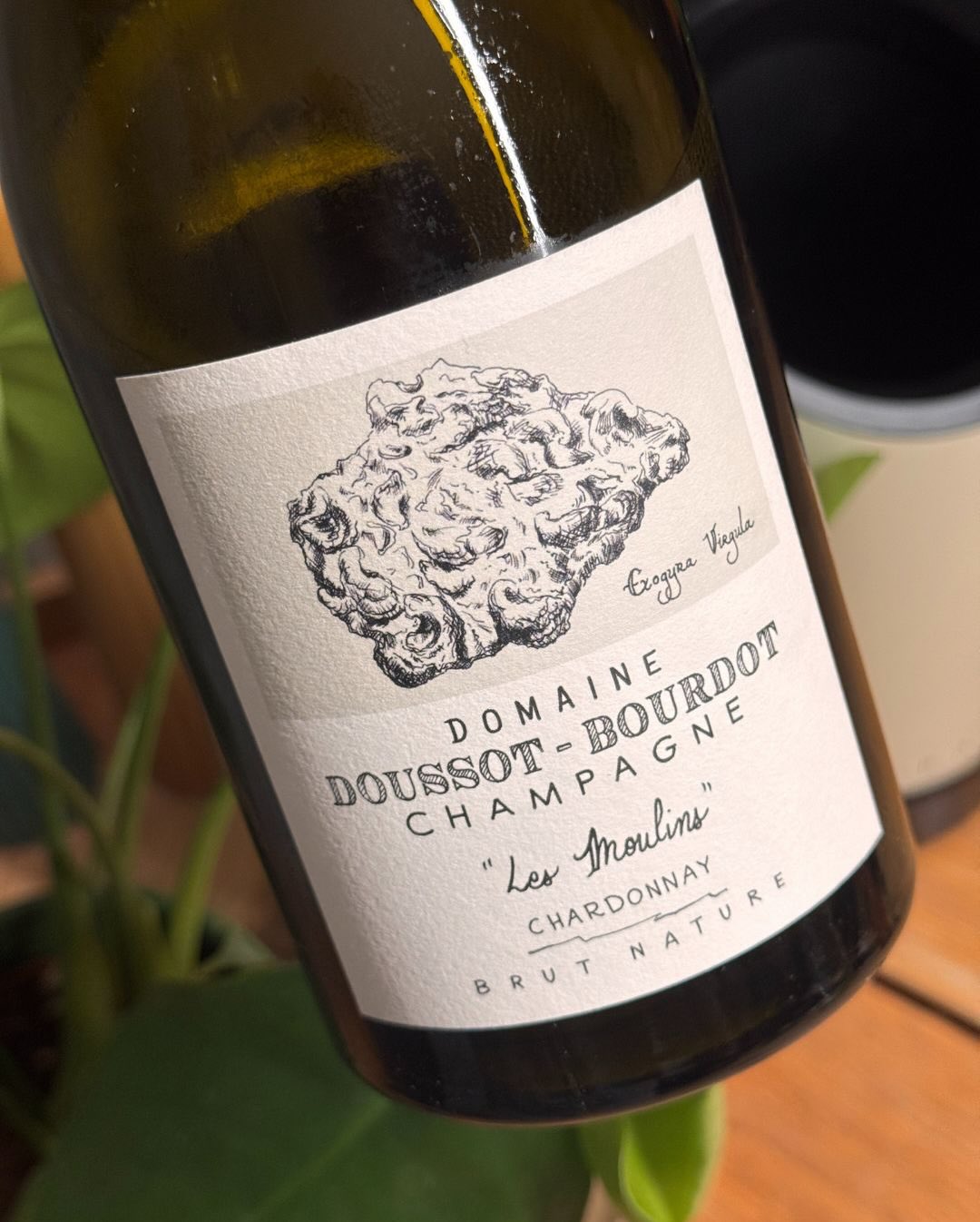 Manchmal öffnest du eine Flasche – und sie hat sofort ihren eigenen Charakter. Beim Les Moulins von @domainedoussotbourdot war klar: Das wird ein besonderer Abend. Optisch schon… (8)