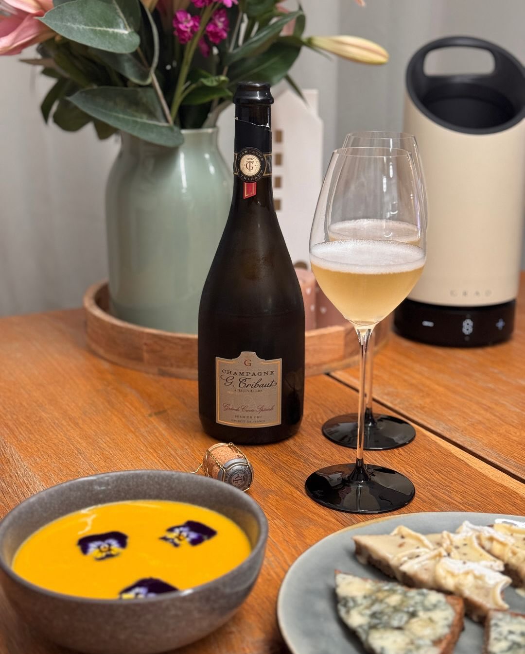 Gestern Abend gab’s eine Kombination, die fast zufällig entstanden ist – und trotzdem perfekt gepasst hat. Zur cremigen Kürbissuppe und einem Trio aus Käsebrot-Varianten gab’s d… (4)